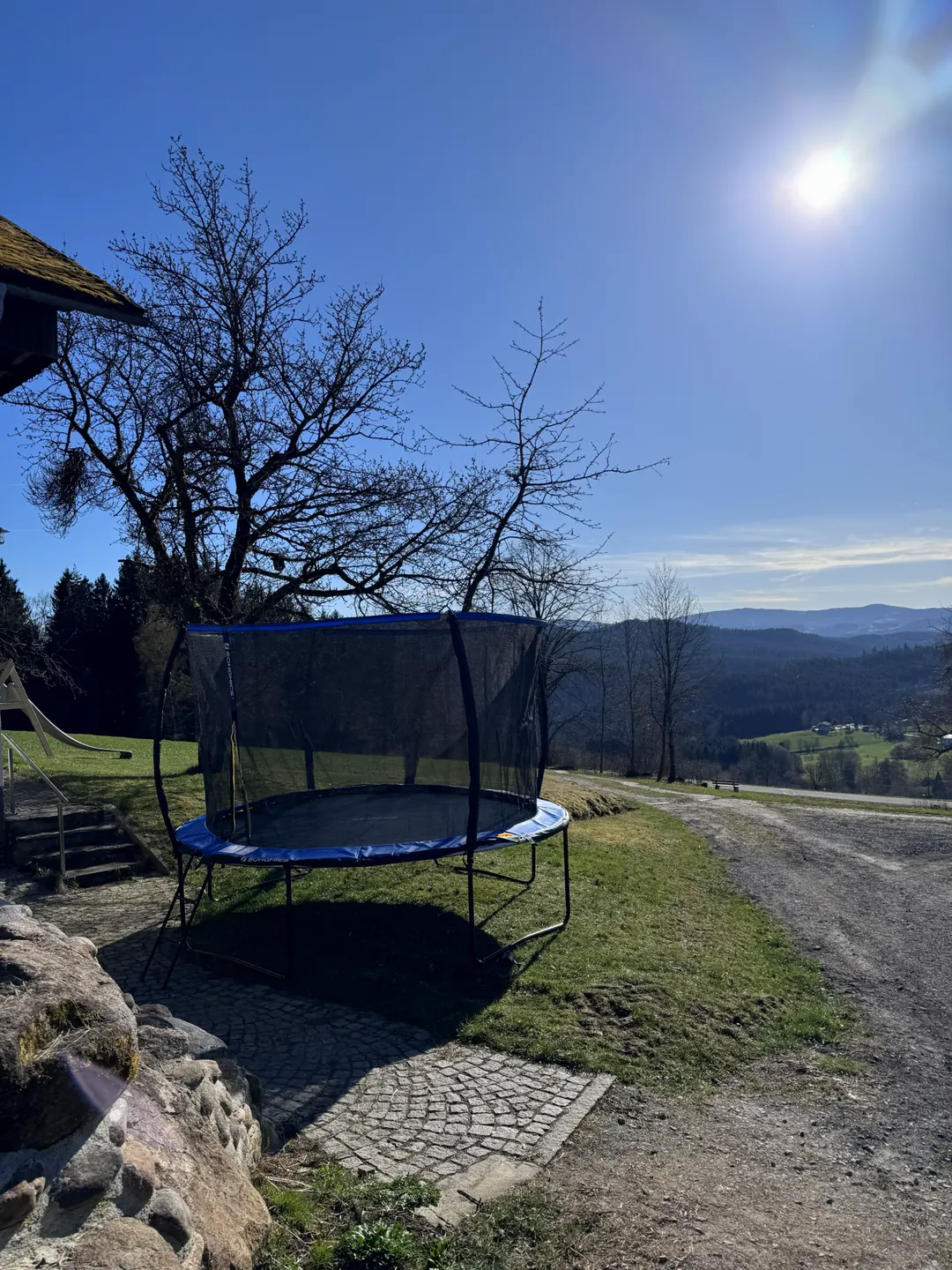 Trampolin mit Blick in die Landschaft