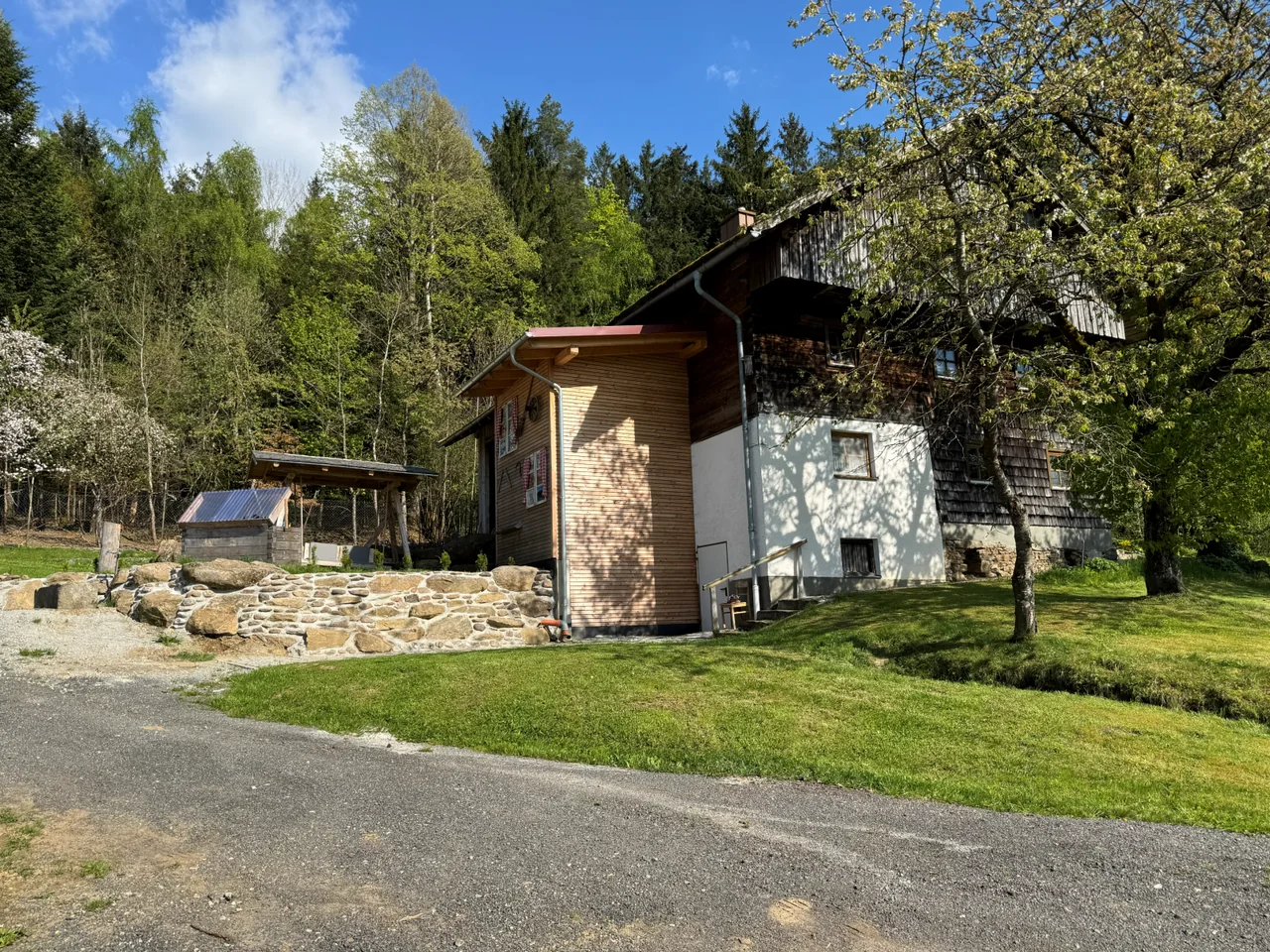 Das Ferienhaus Schauer mit Terrasse und Garten am Waldrand