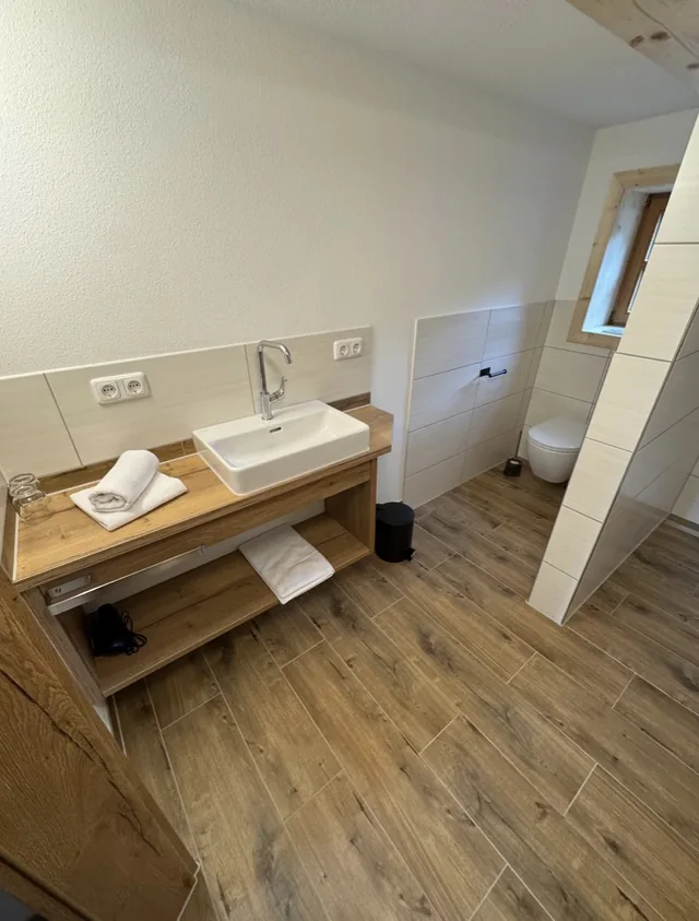 Badezimmer im Ferienhaus Schauer mit Waschtisch und Dusche
