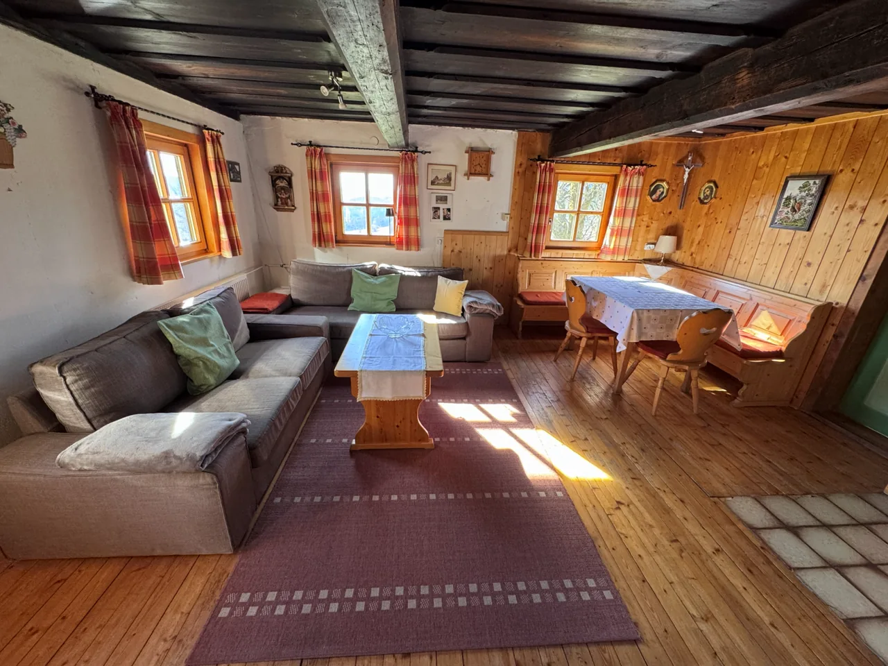 Wohnbereich im Ferienhaus Schauer mit Sofa und Essecke